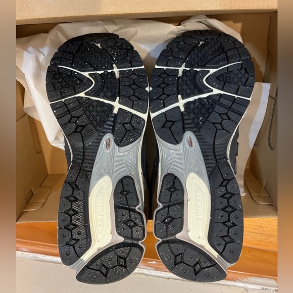 New Balance 1906F Sneakers
Color: Phantom / Dark Mushroom - Picture 7 of 10